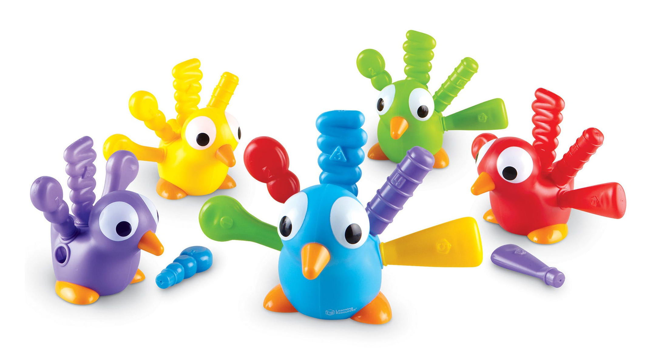 Fünf bunte Plastikvögel mit großen Augen und steckbaren Flügeln stehen auf weißem Grund.