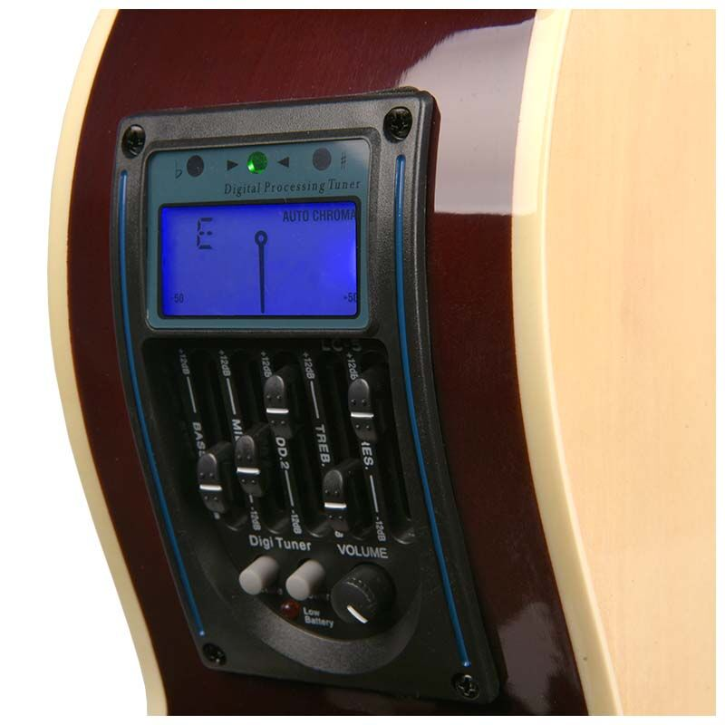 Ein eingebauter digitaler Tuner und Equalizer an einer Holzakustikgitarre mit blauer LCD-Anzeige und Reglern.