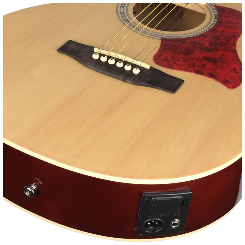 Nahaufnahme einer Holzakustikgitarre mit Brücke, Saiten, Schallloch und einem roten Schlagbrett.
