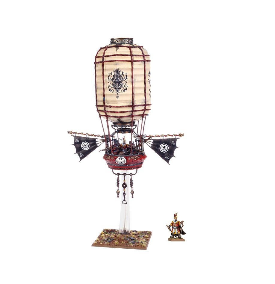 Ein Miniatur-Fantasie-Luftschiff mit großer cremefarbener Laterne, roten Akzenten, schwarzen Flügeln und einer Figur daneben.