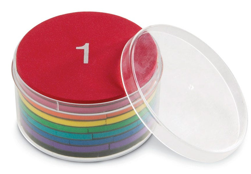 Stapel aus bunten kreisförmigen Plättchen mit der Zahl 1 auf einem roten Plättchen in einer runden Plastikdose.