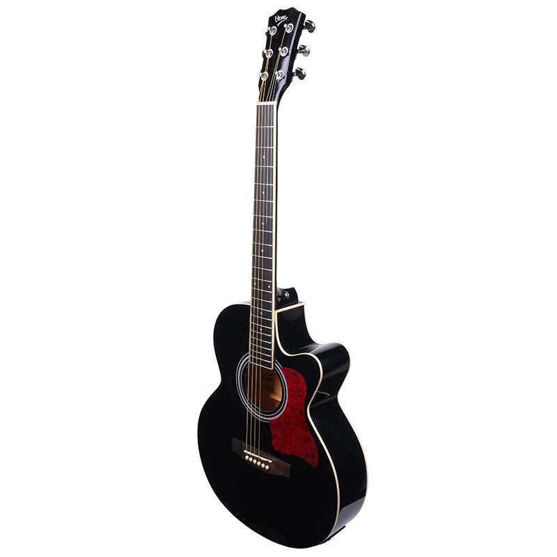 Eine schwarze Akustikgitarre mit rotem Schlagbrett steht auf weißem Hintergrund.