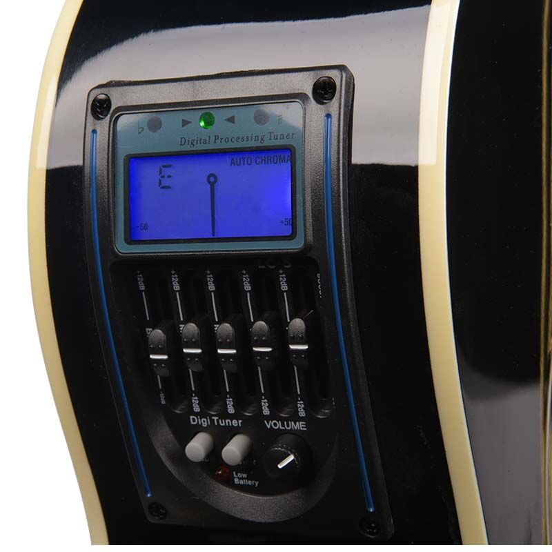 Digitale Stimmgerät- und EQ-Einheit an einer schwarzen Akustikgitarre mit blauer LCD-Anzeige und Schiebereglern.