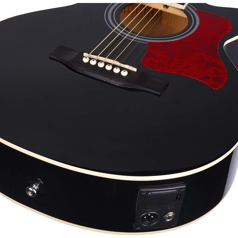 Nahaufnahme eines schwarzen Akustikgitarrenkörpers mit rotem Schlagbrett und Saiten.