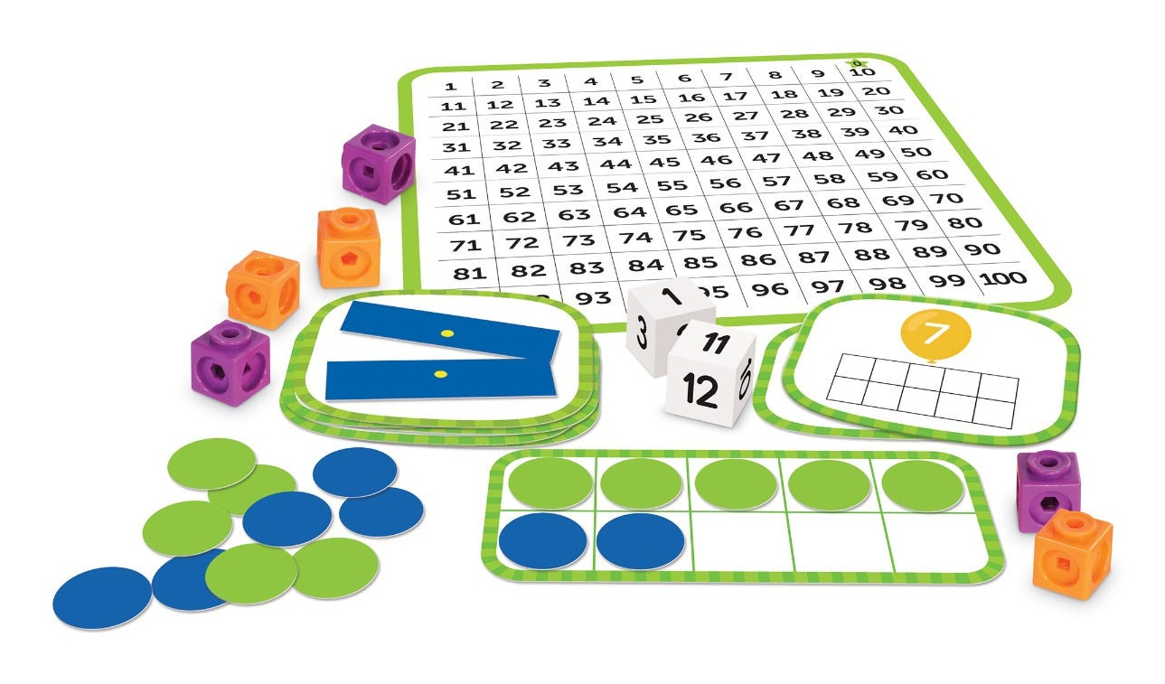 Mathematik-Lernset mit Hundertertafel, bunten Würfeln, Karten und Zählchips.