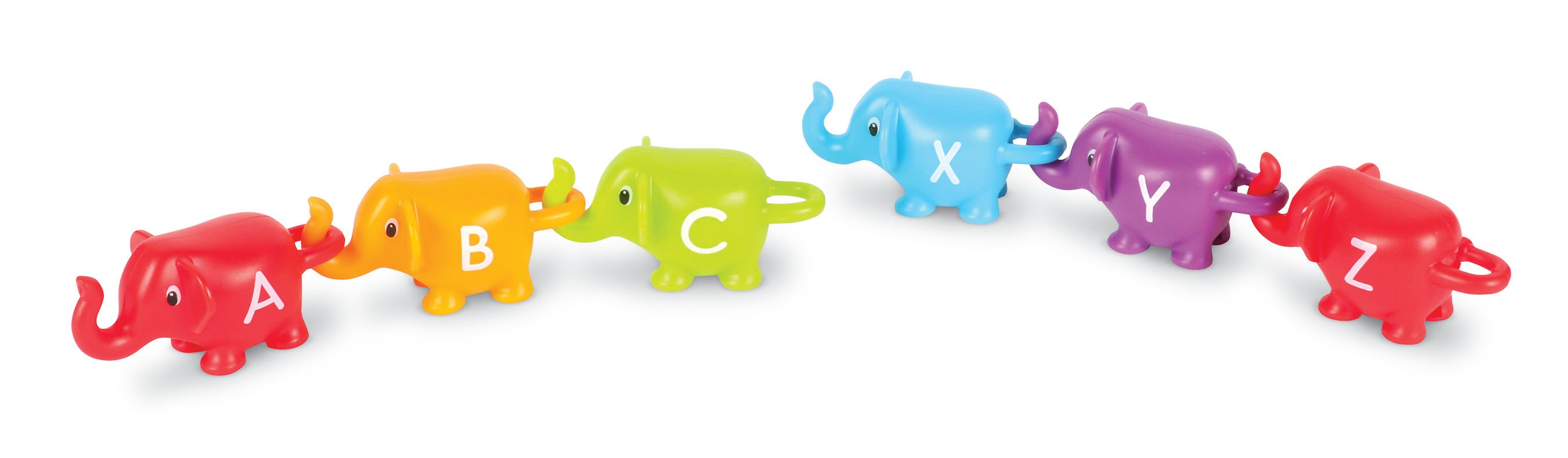 Bunte Plastikelefanten in einer Reihe, beschriftet mit den Buchstaben A, B, C und X, Y, Z vor weißem Hintergrund.