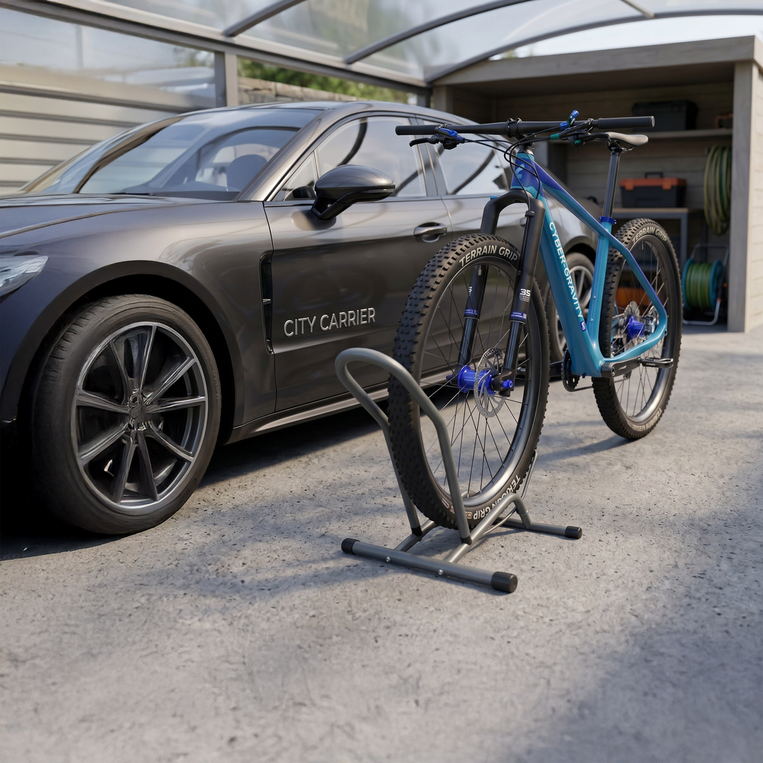 Ein blaues Mountainbike steht auf einem Ständer vor einem grauen Auto unter einem Carport.