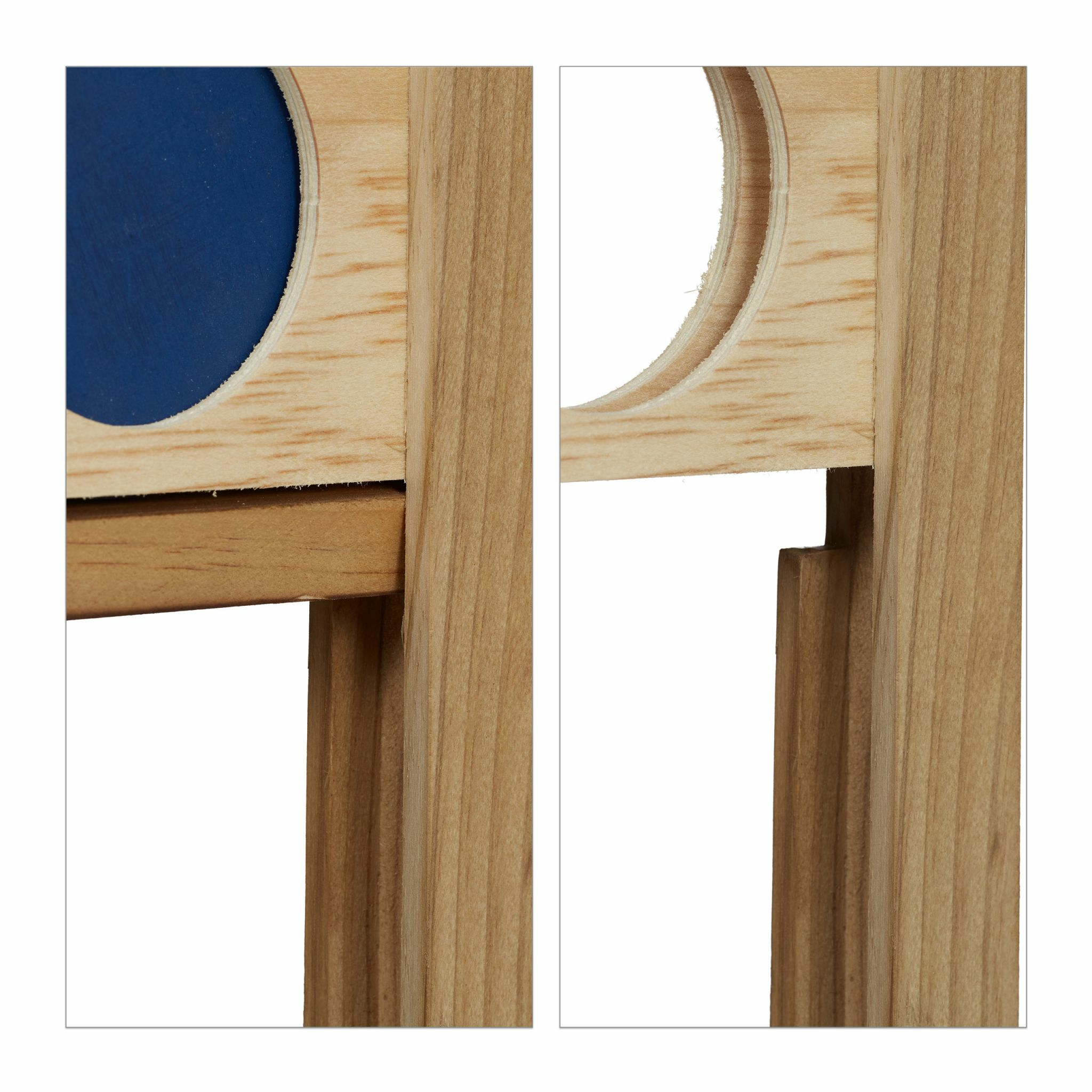 Zwei Holzteile zeigen Tischlerdetails mit blauem Inlay und einer Aussparung.