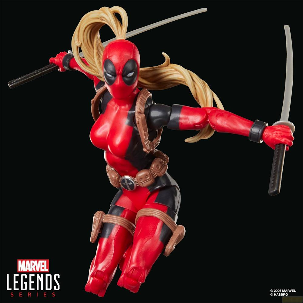 Lady Deadpool Actionfigur in Rot und Schwarz mit Pferdeschwanz hält zwei Schwerter vor dunklem Hintergrund.