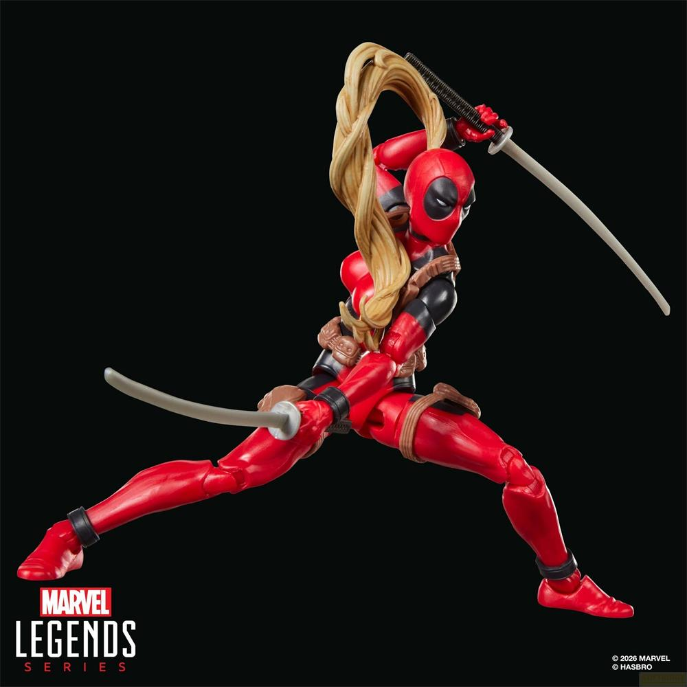 Actionfigur in rotem und schwarzem Anzug, mit blondem Zopf, hält zwei Katanas in dynamischer Kampfpose.