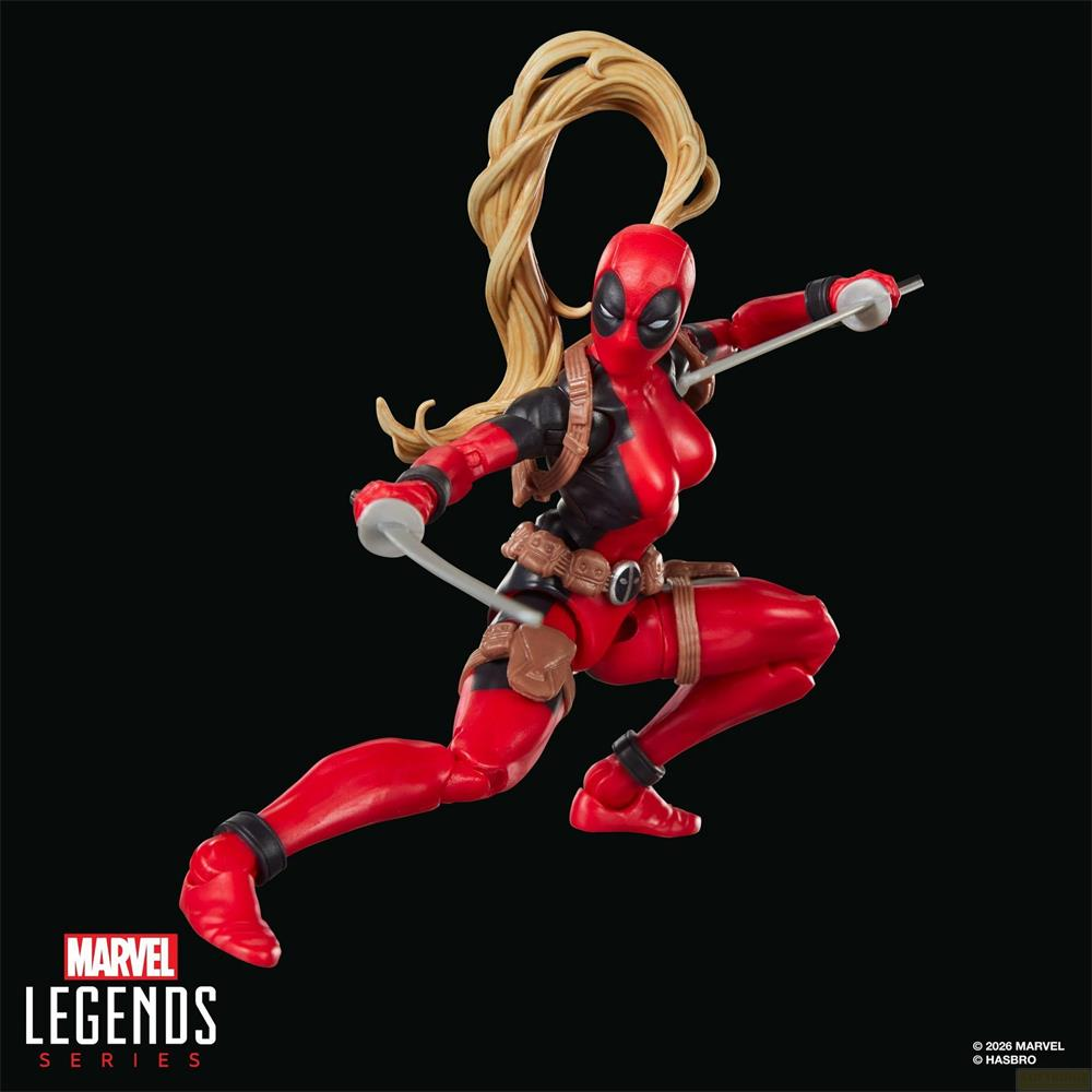 Weibliche Deadpool-Actionfigur in Hockstellung mit langen blonden Haaren und zwei Schwertern vor schwarzem Hintergrund.