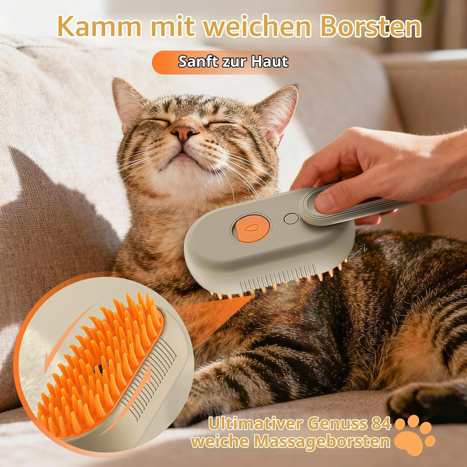 Eine Katze genießt es, mit einer grauen Bürste mit orangen Borsten auf einem Sofa gebürstet zu werden.