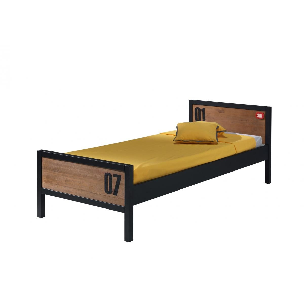 Ein Einzelbett mit schwarzem Metallrahmen, Holzpaneelen, gelber Bettwäsche und aufgedruckten Nummern 01 und 07.