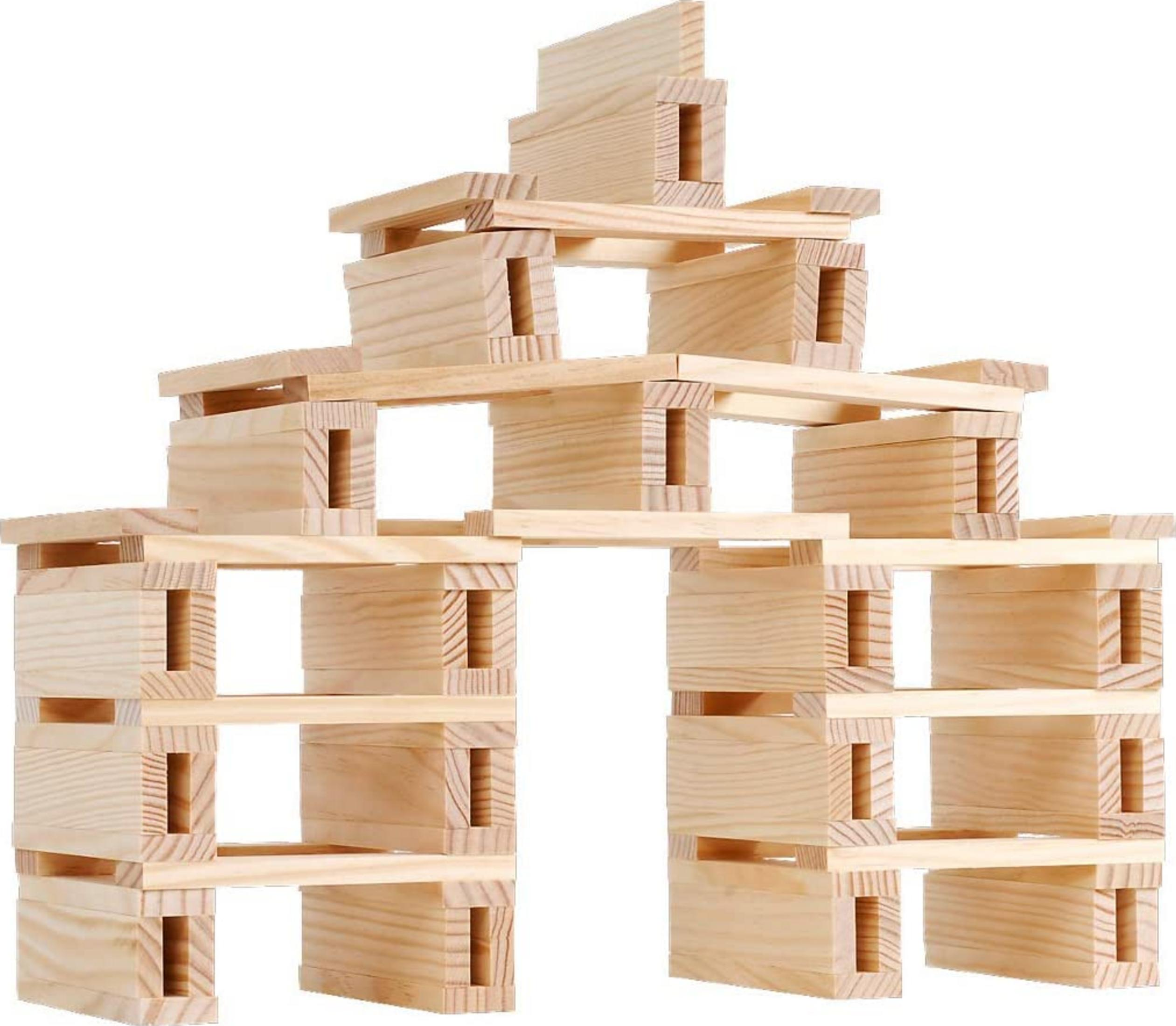 Eine komplexe Holzkonstruktion aus Platten und Blöcken, die einen Bogen und Türme bildet.