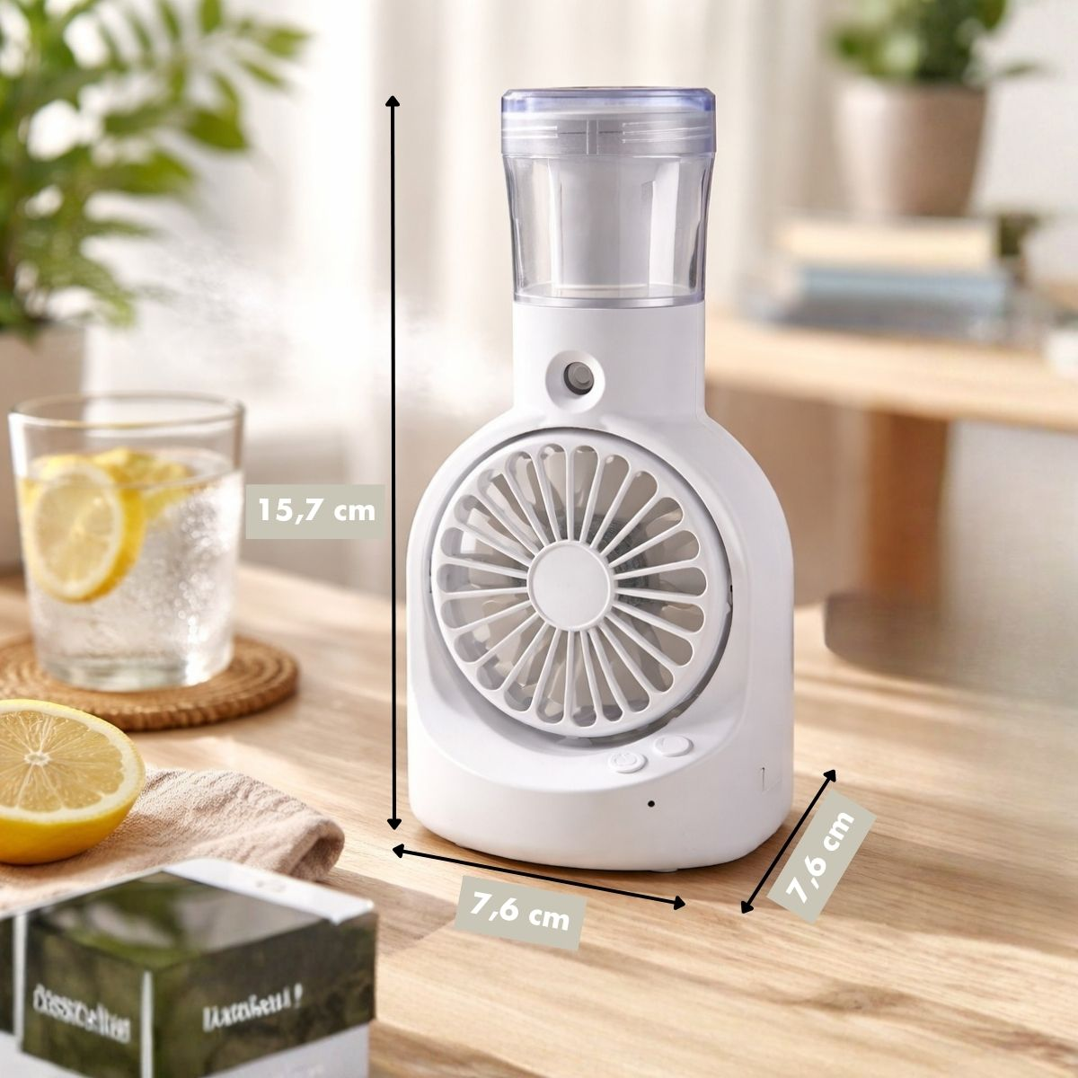 Tragbarer weißer Tischventilator mit Wassertank und Maßangaben auf einem Holztisch.