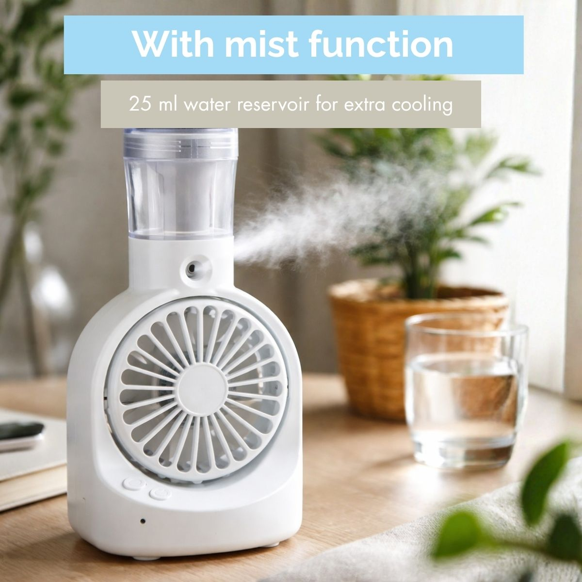 Ein weißer Tischventilator mit Wassersprühfunktion sprüht feinen Nebel in ein Zimmer.