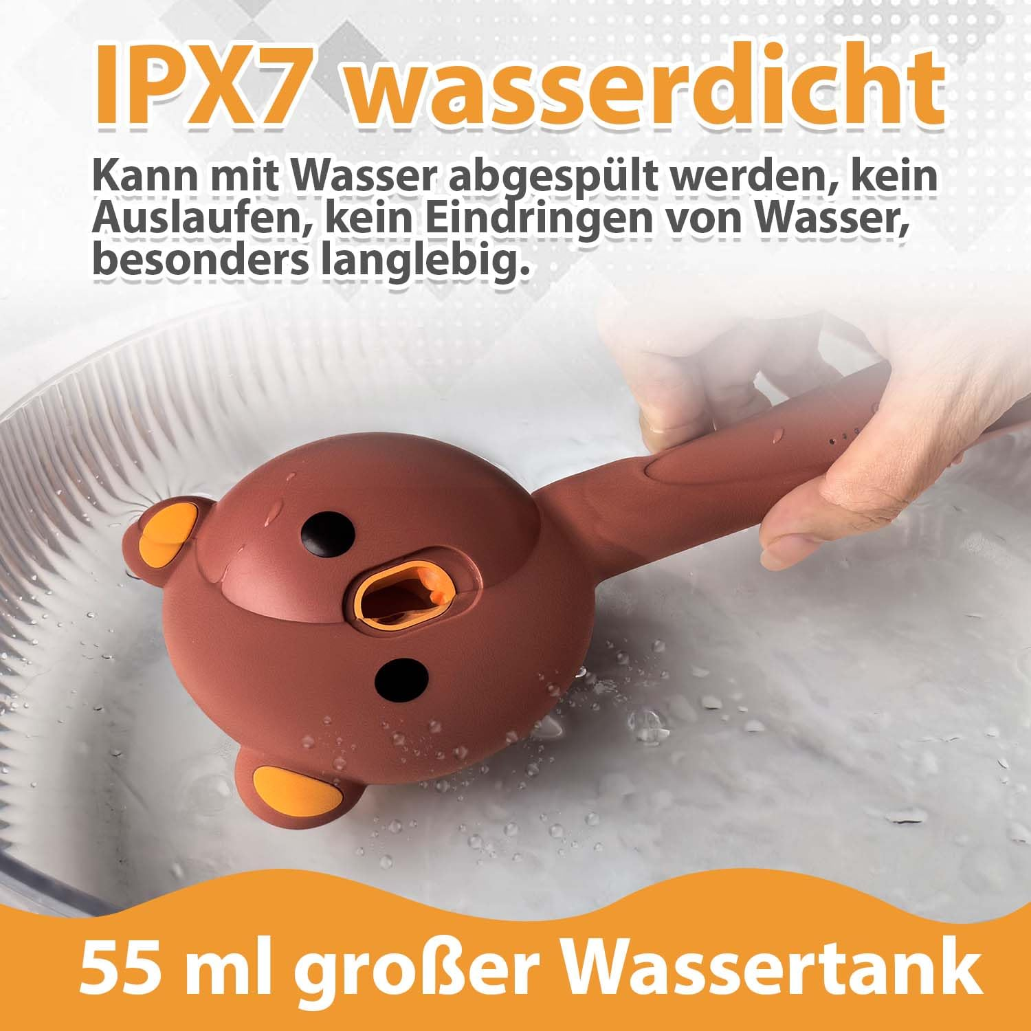 Ein wasserdichtes, bärenförmiges Gerät wird über einer Schüssel mit Wasser abgespült, mit deutschem Werbetext.