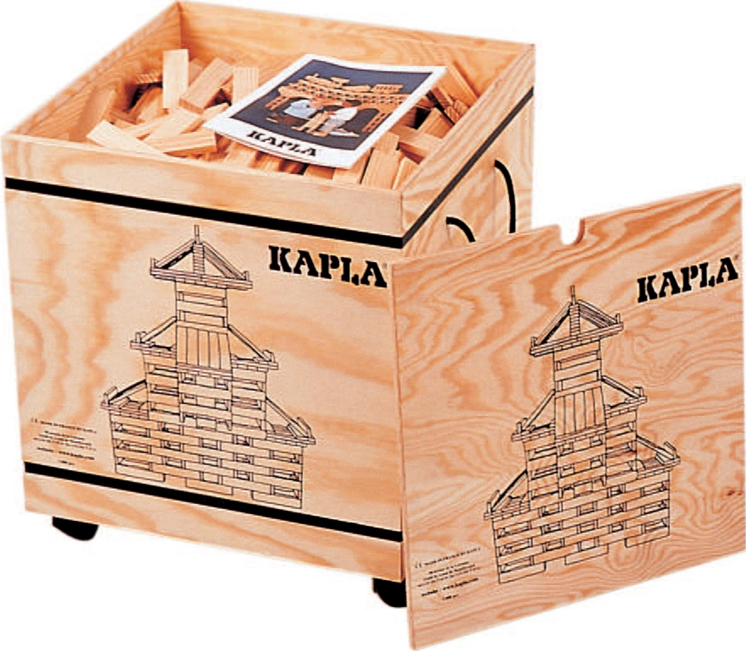 Eine hölzerne KAPLA-Spielzeugkiste gefüllt mit Holzbrettern, mit gedruckten Bauillustrationen und dem KAPLA-Logo.