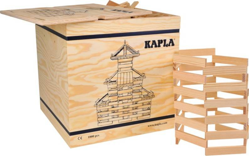 Eine große hölzerne Kapla-Kiste voller Planken, daneben eine separate kleine Holzstruktur.