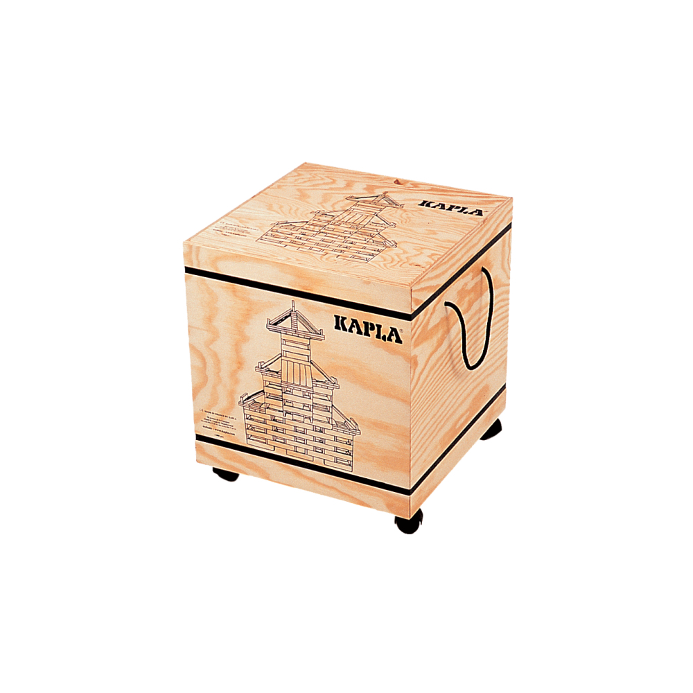 Eine hölzerne KAPLA-Aufbewahrungsbox auf Rädern mit schwarzem Seilgriff und aufgedruckten Turmgrafiken.