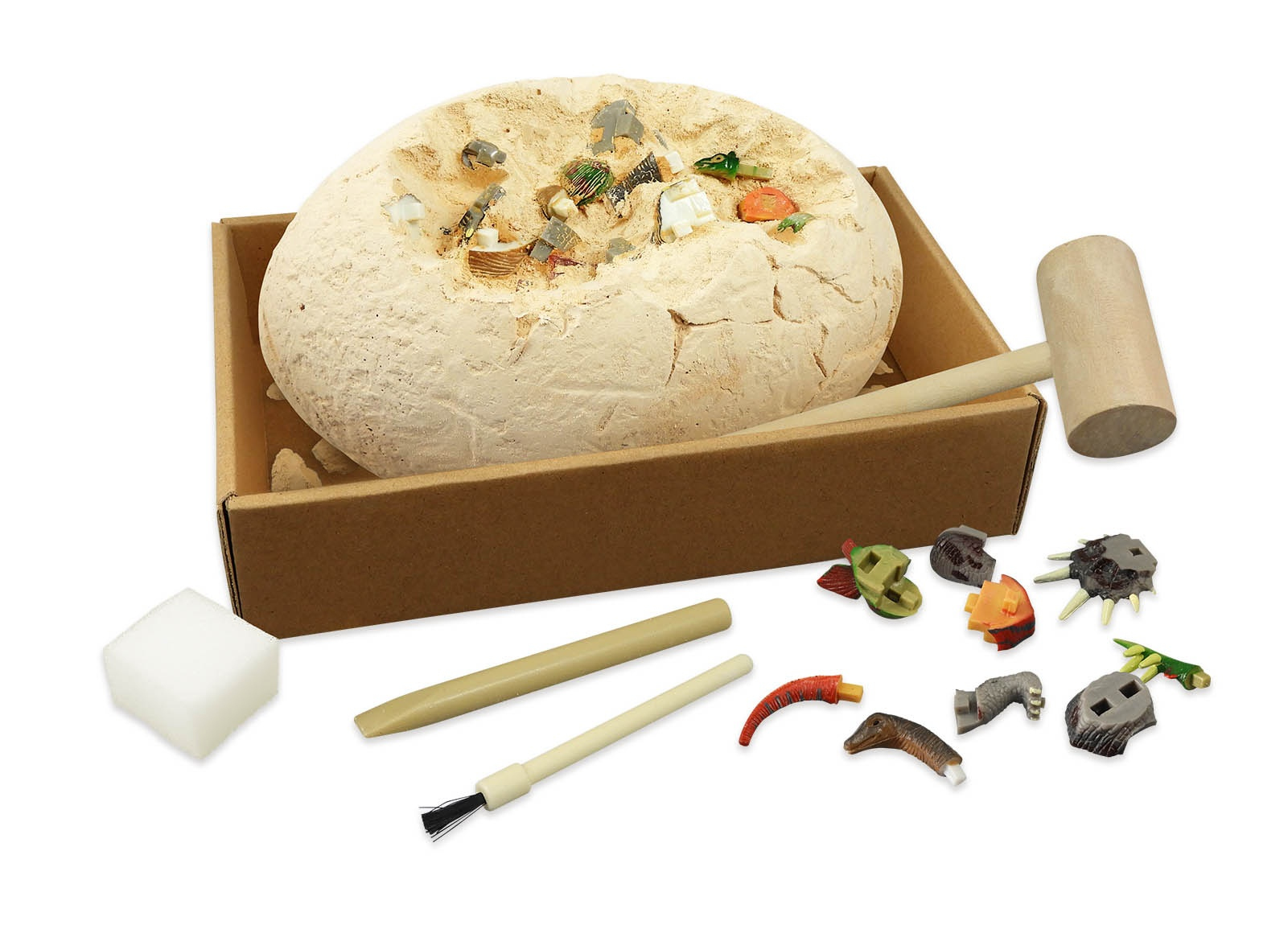 Ein Dinosaurier-Ausgrabungsset mit einem großen Tonei in einer Schachtel, einem Holzhammer und Kunststofffossilien.