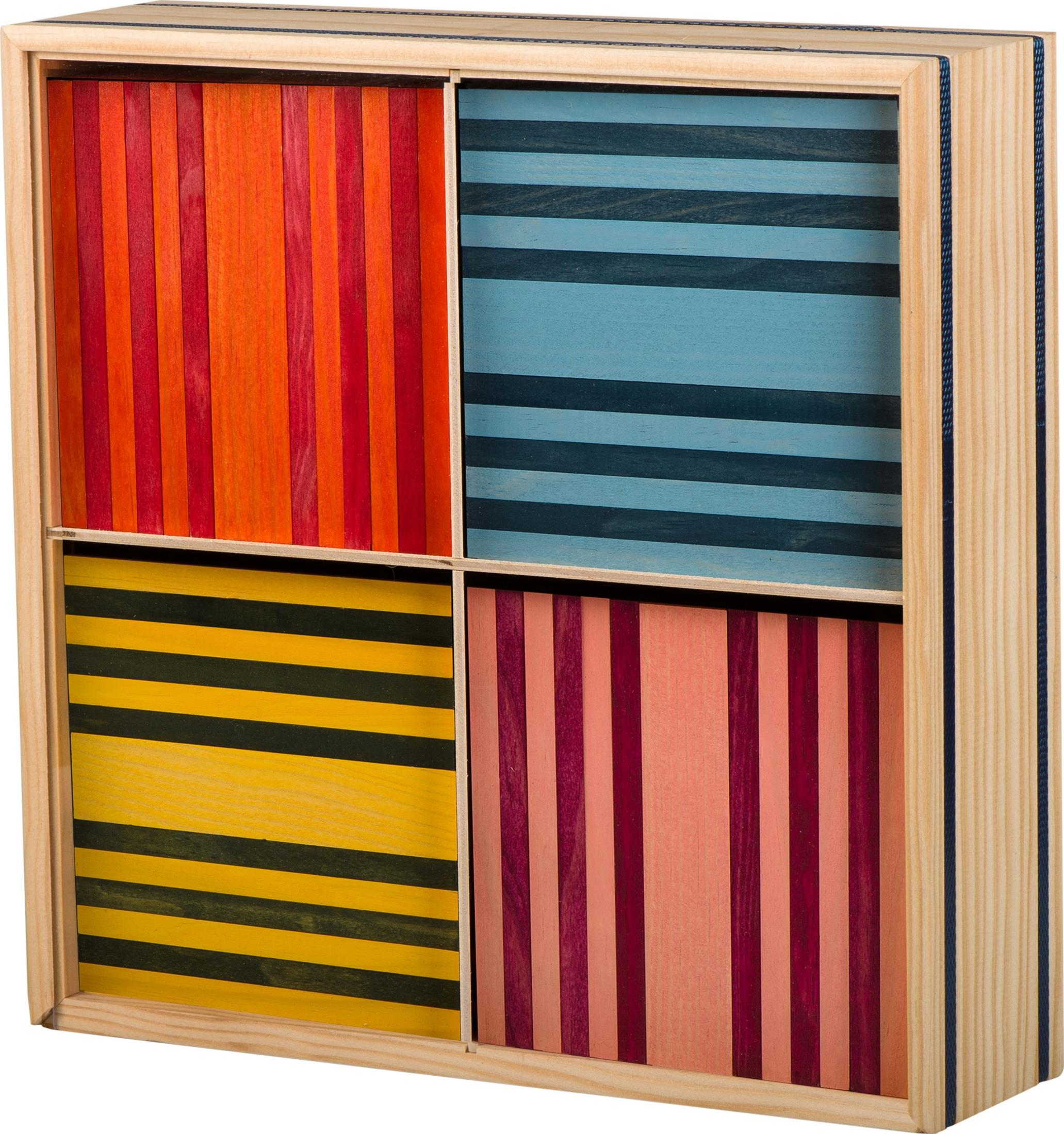 Holzbox mit vier bunten Schubladenfronten in Rot, Blau, Gelb und Pink mit Streifenmuster.