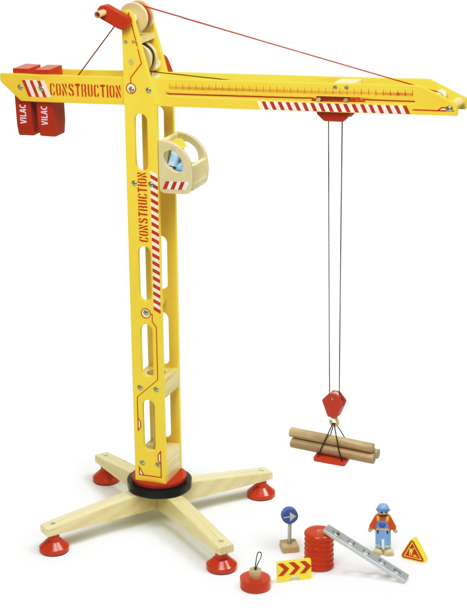 Ein gelber Spielzeugkran aus Holz mit Seilwinde, Holzstämmen, einer Arbeiterfigur und Zubehör.