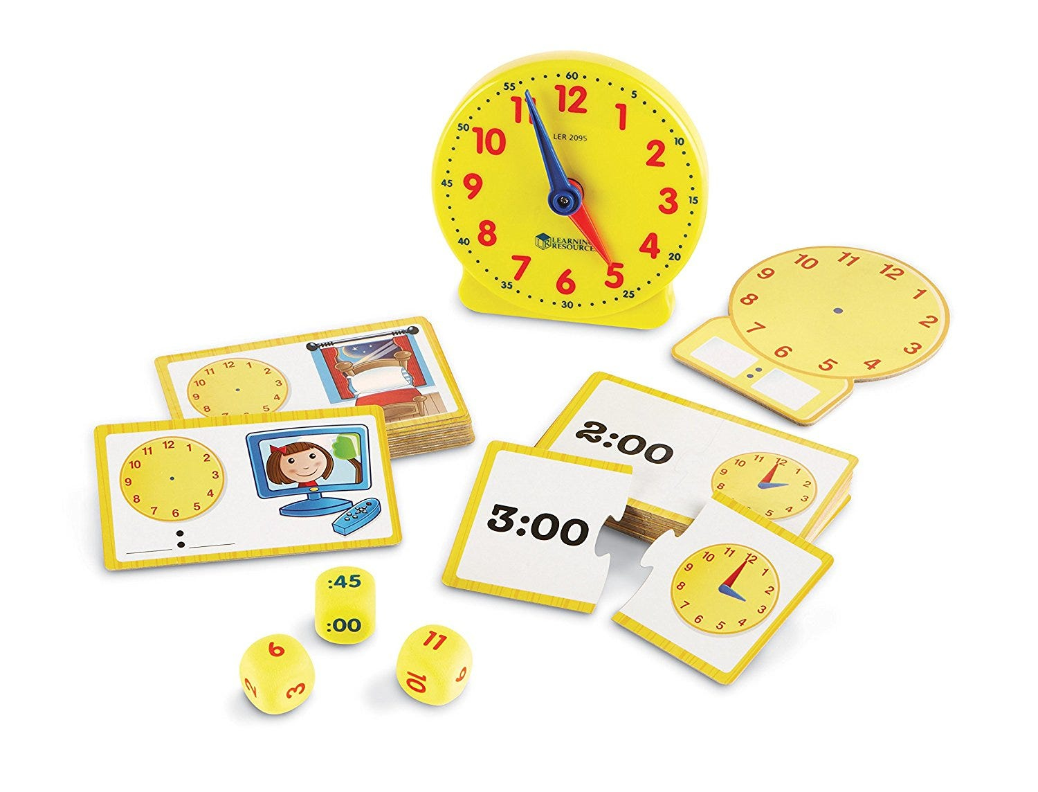 Lernspielzeug mit einer gelben Uhr, gelben Würfeln, Zeitkarten und einem Zifferblatt auf weißem Grund.