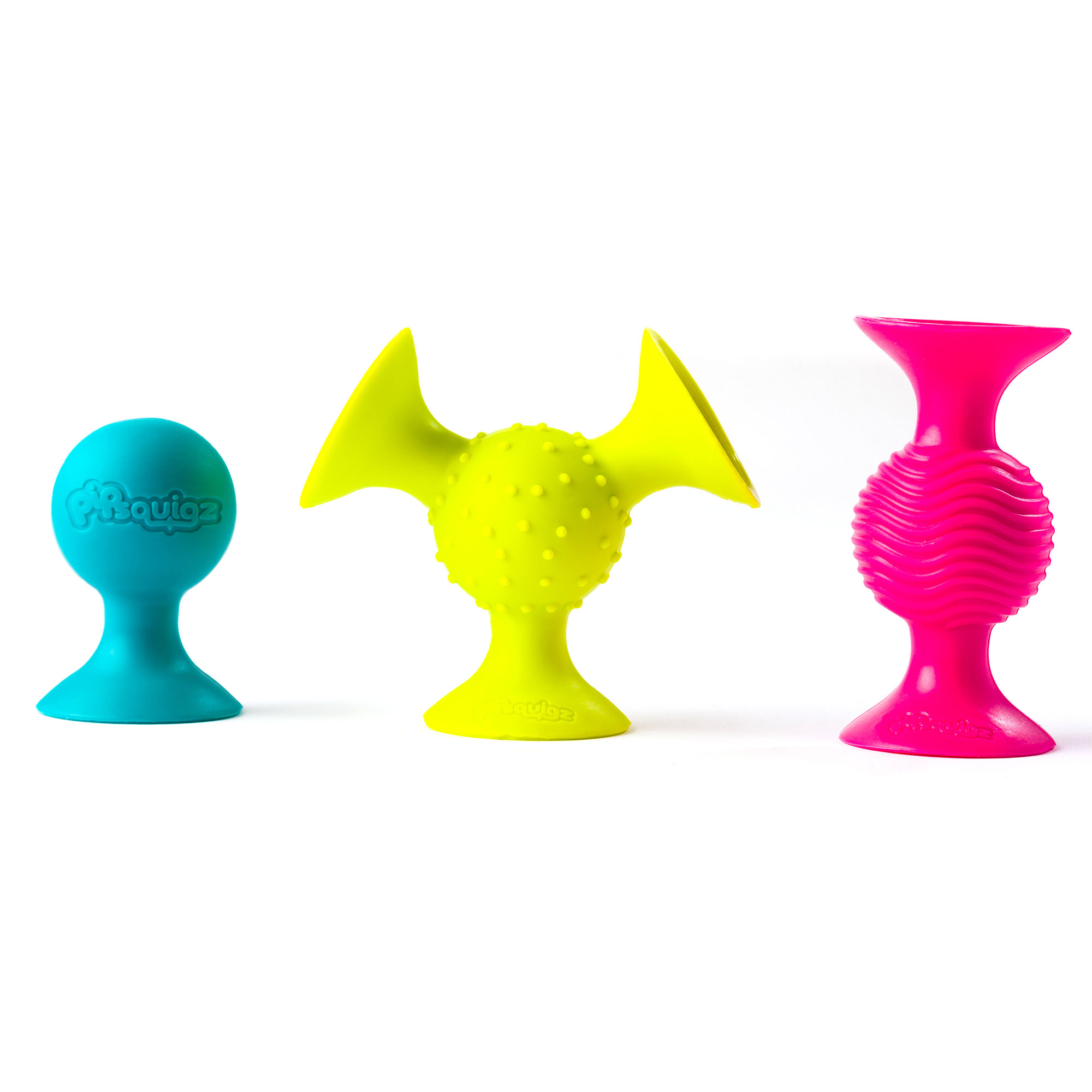 Drei bunte Silikon-Saugnapfspielzeuge stehen in einer Reihe auf weißem Grund: blau, gelb und rosa.