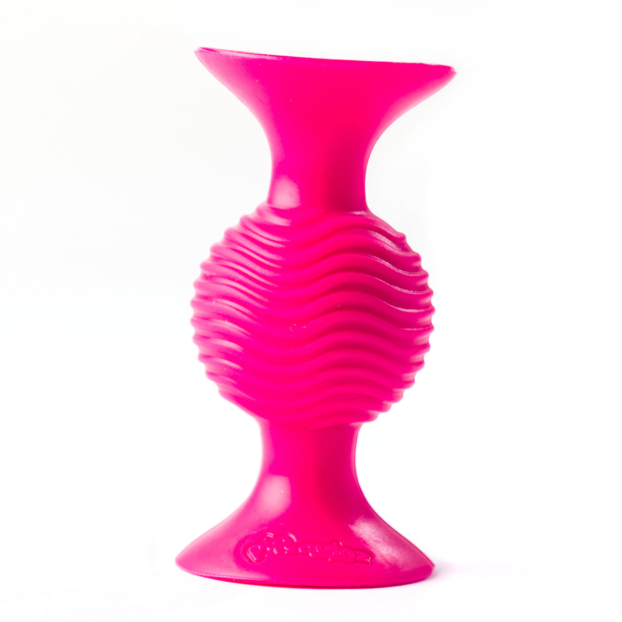 Ein leuchtend pinkfarbenes, säulenförmiges Spielzeug mit geripptem Mittelteil und Saugfüßen auf einer weißen Fläche.