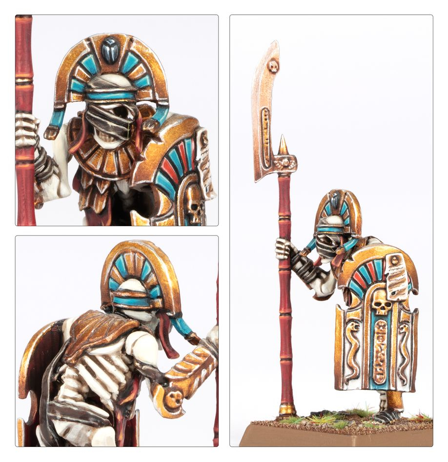 Miniatur einer ägyptischen Skelettfigur mit Schild, Speer und gold-türkisem Kopfschmuck.