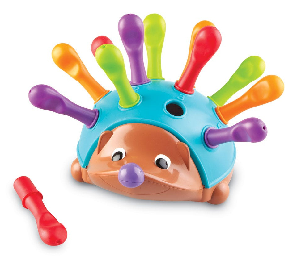 Ein blaues und braunes Igel-Spielzeug mit bunten Stacheln und einer roten Steckfigur.