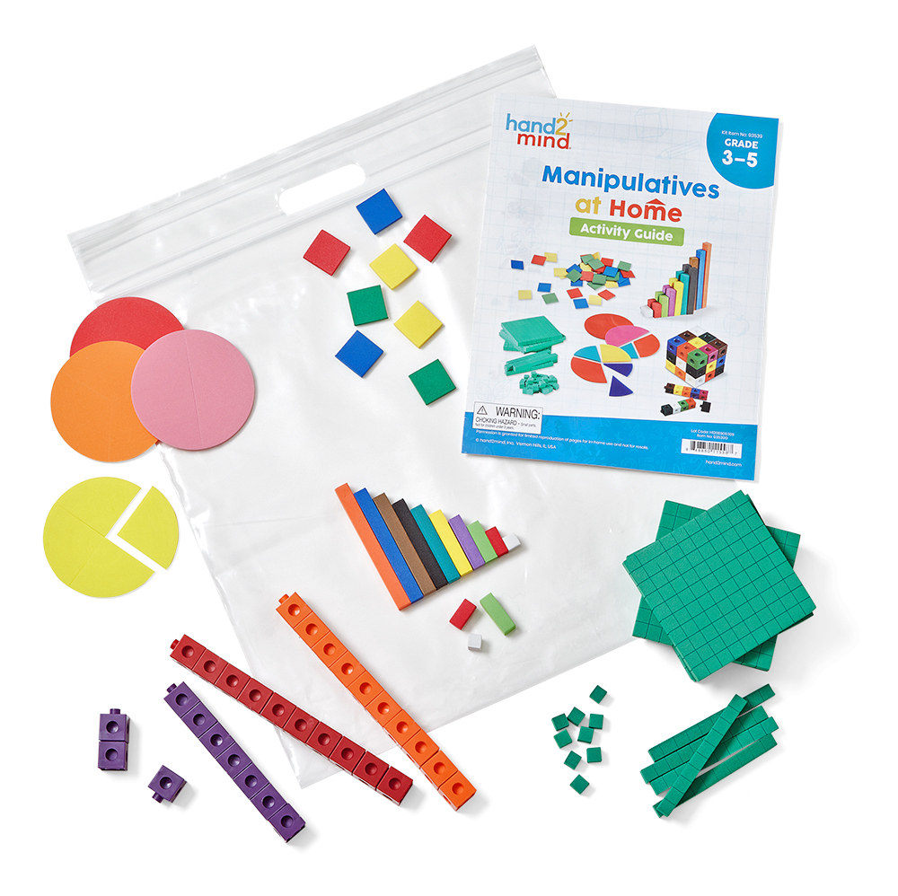 Math-Lernspielset mit bunten Blöcken, Formen und einer Aktivitätsanleitung auf weißem Hintergrund.