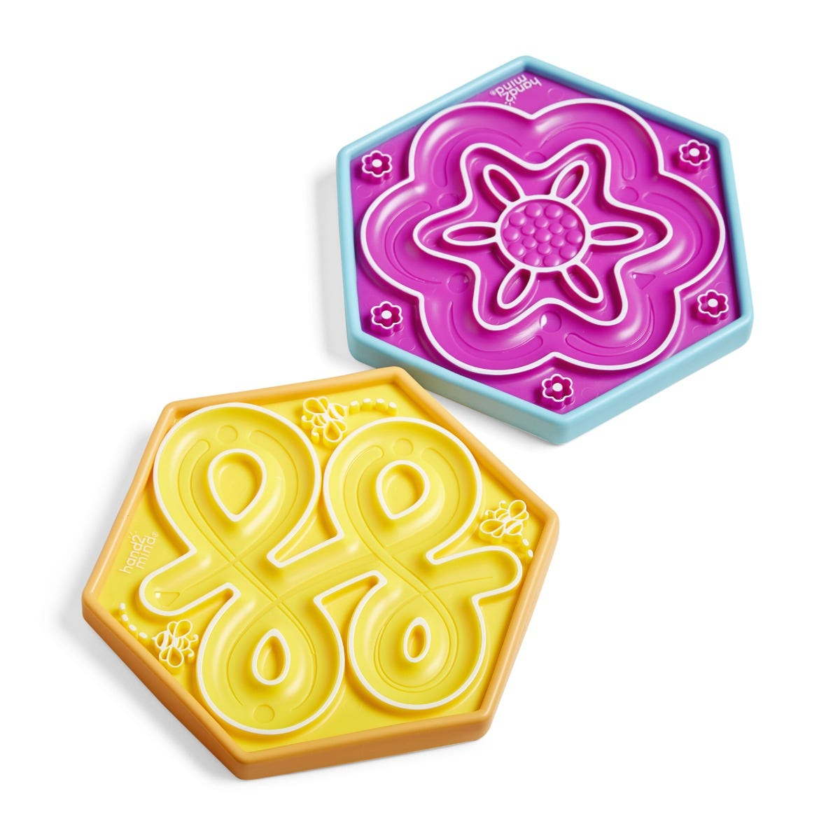 Zwei hexagonale Kunststoff-Flechtbretter in Gelb mit Bienen und in Pink mit Blumen auf weißem Hintergrund.