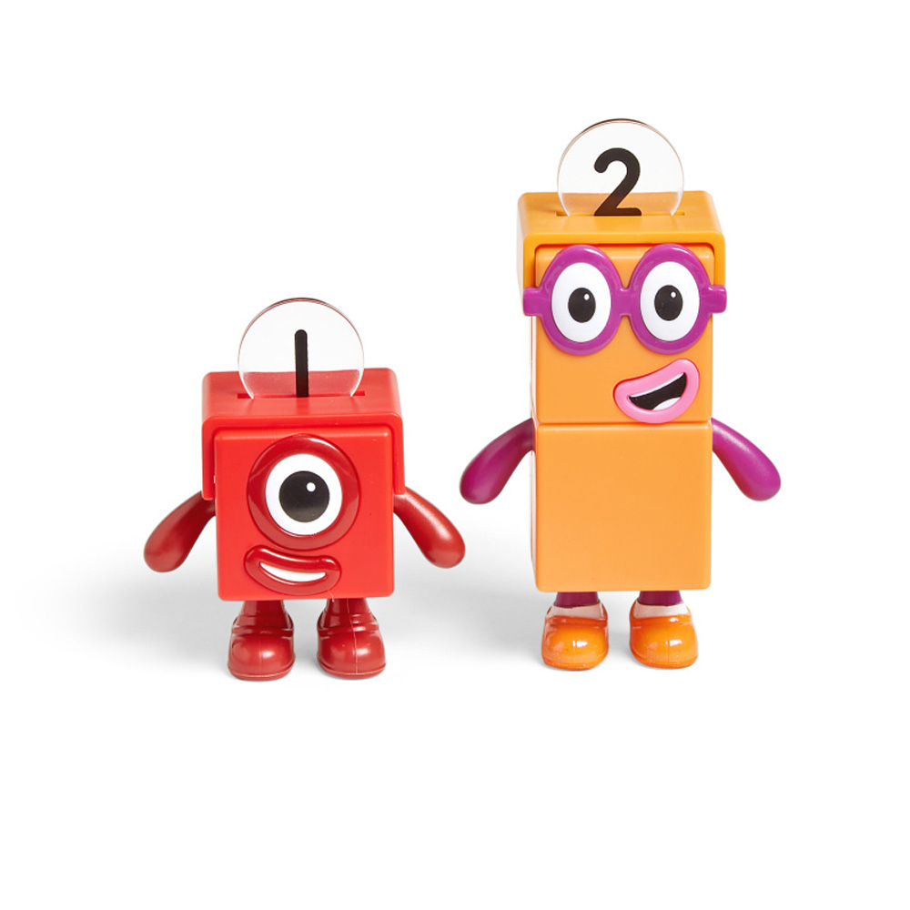 Zwei Numberblocks-Figuren, eine rote Eins und eine orangefarbene Zwei, stehen nebeneinander auf weißem Hintergrund.