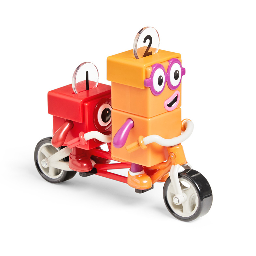 Zwei bunte Blockfiguren mit Nummern fahren auf einem kleinen Tandem-Fahrrad.