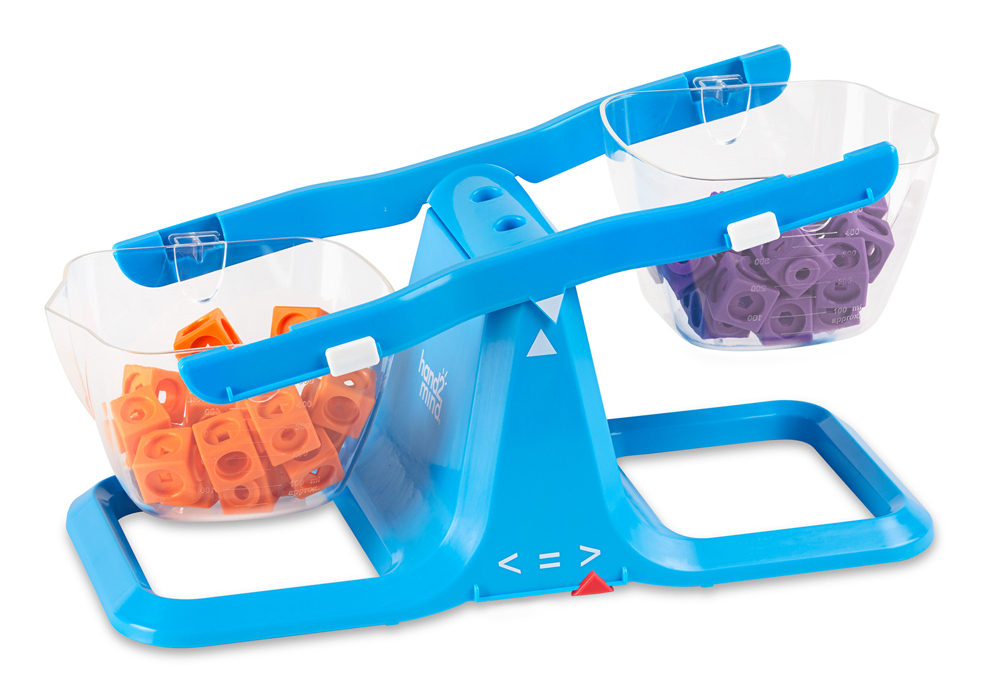 Blaue Balkenwaage mit transparenten Schalen, orangefarbenen und lila Blöcken auf weißem Hintergrund.