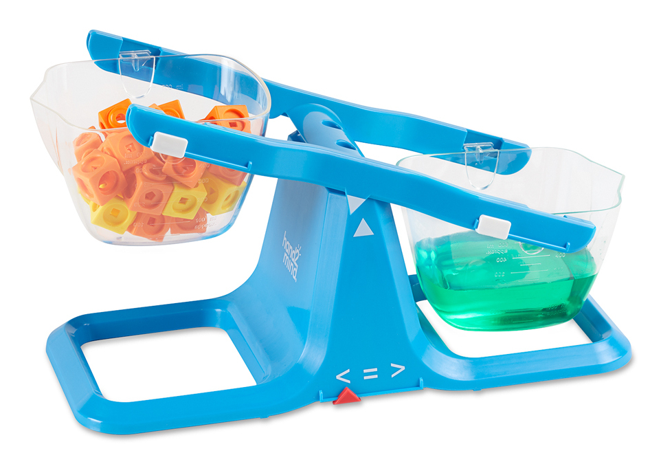 Eine blaue Waage mit orangefarbenen Würfeln links und grünem Wasser rechts.