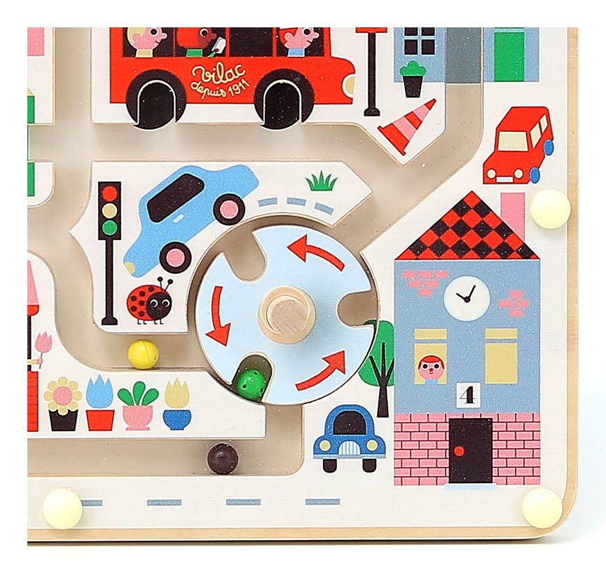 Buntes Holzlabyrinth mit Autos, einem Haus, einer Ampel und bunten Kugeln auf weißem Grund.