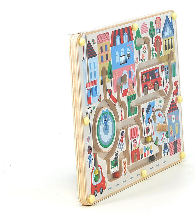 Buntes Holzlabyrinth mit Straßenszenen, Gebäuden und beweglichen Teilen.
