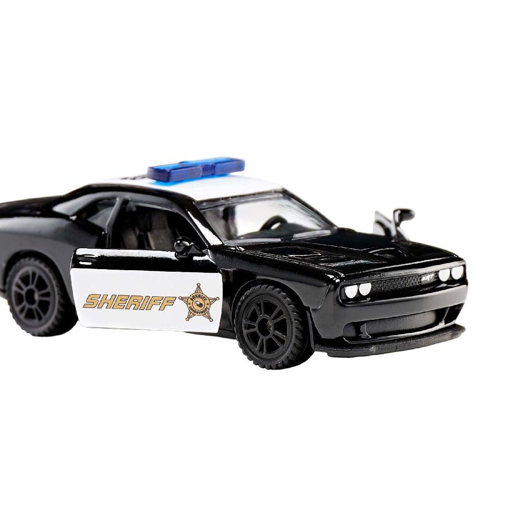 Ein schwarz-weißes Sheriff-Spielzeugauto mit offener Tür und blauer Sirene auf weißem Hintergrund.