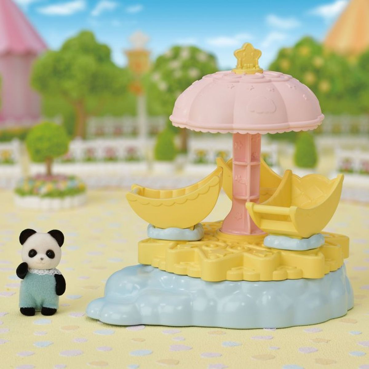 Ein kleines Panda-Baby steht neben einem bunten Spielzeugkarussell mit gelben Sitzen und einem rosa Dach.