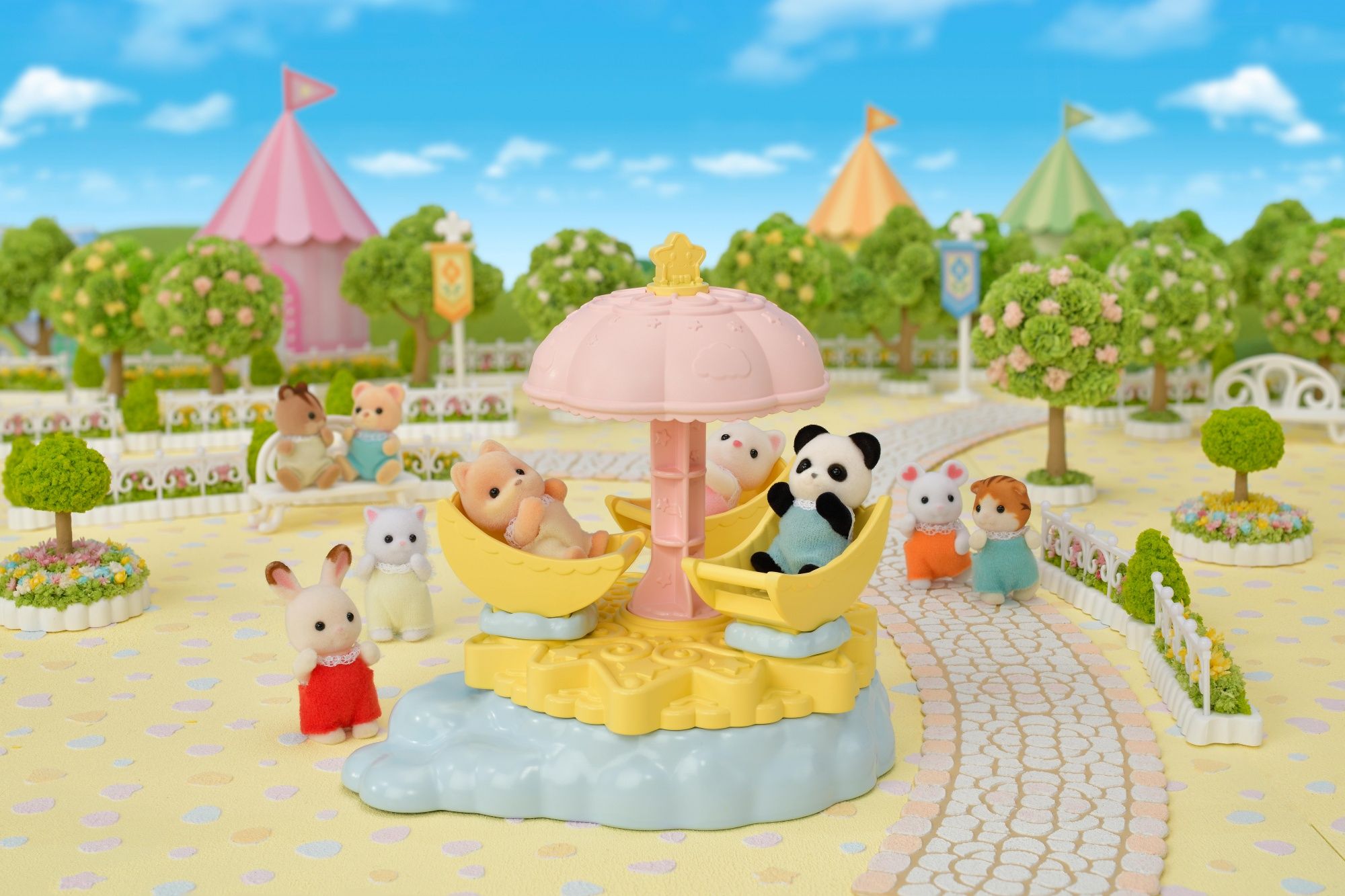 Sylvanian Families Spielzeugset mit Tieren auf einem Karussell in einem farbenfrohen Freizeitpark.