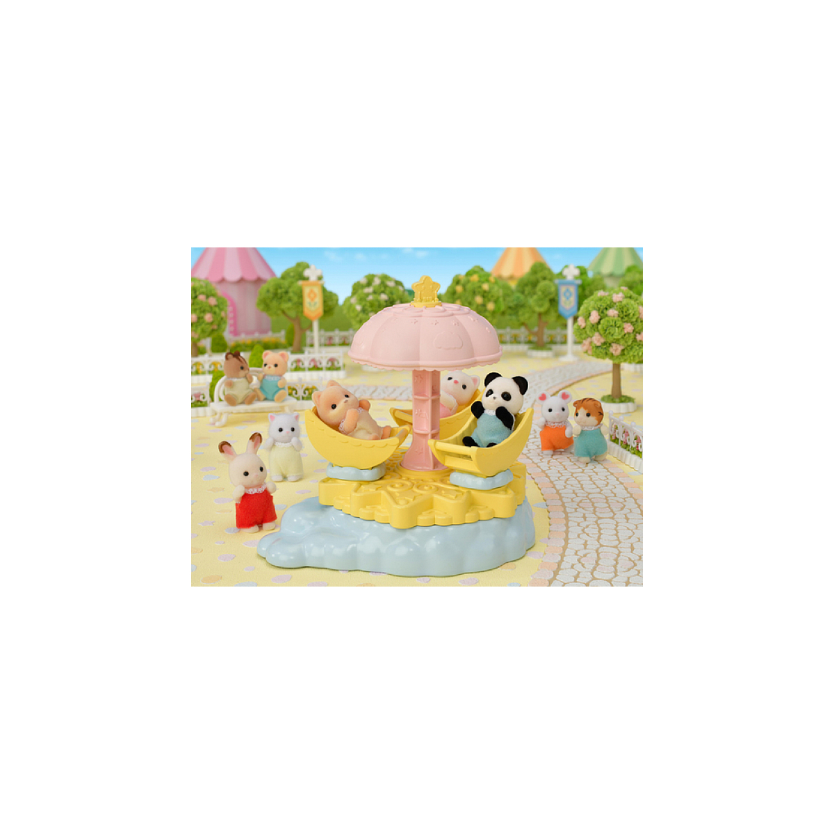 Sylvanian Families Tierfiguren spielen auf einem gelb-rosafarbenen Karussell im Park.