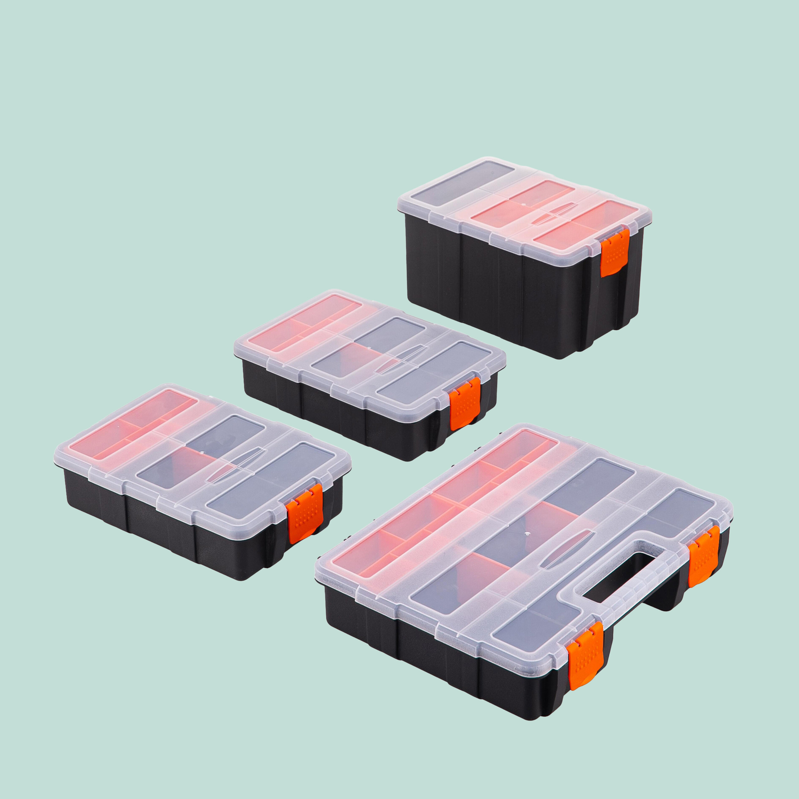 Vier schwarze Werkzeugkästen mit transparenten Deckeln und orangefarbenen Verschlüssen auf hellem Hintergrund.