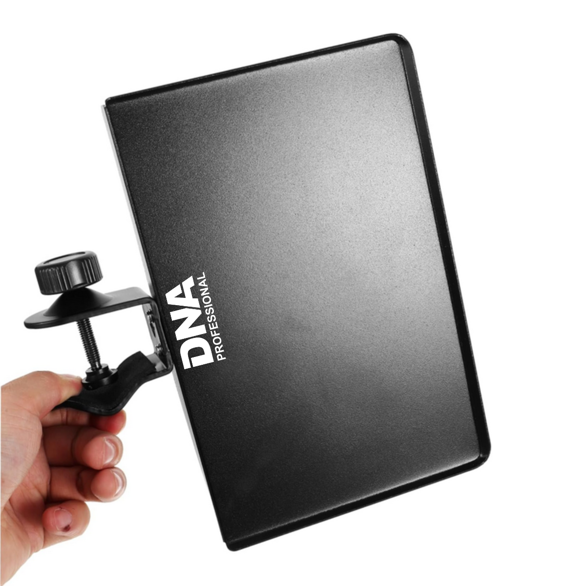 Eine Hand hält eine schwarze Halterung mit Schraubklemme und einer flachen Platte mit dem Text DNA Professional.