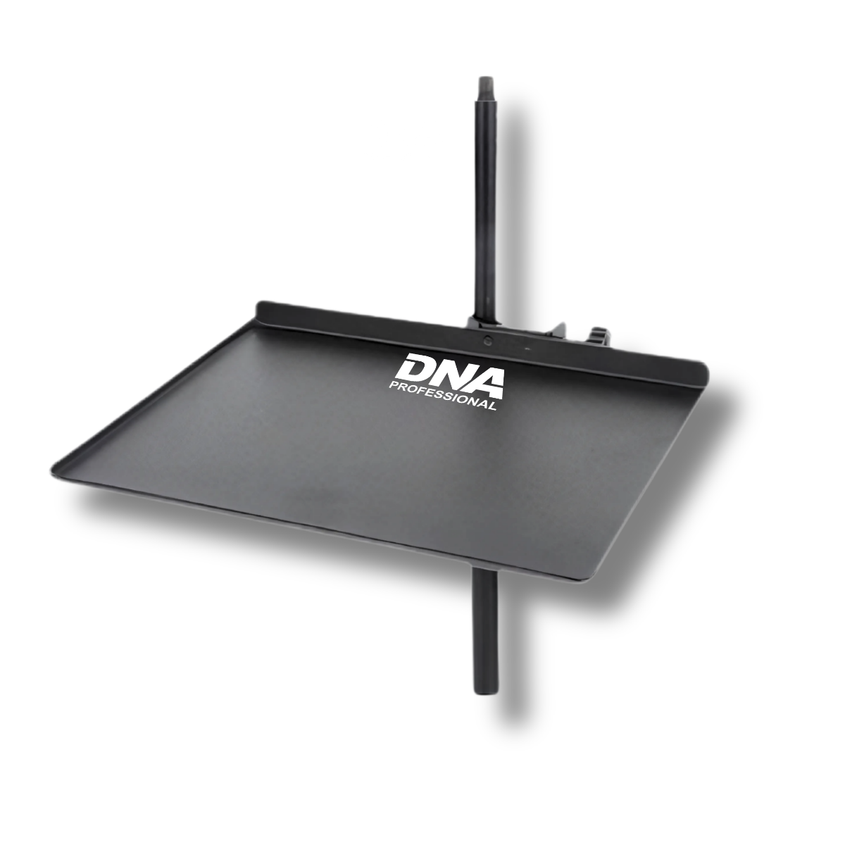 Eine schwarze Metallablage mit DNA PROFESSIONAL Logo, montiert an einem vertikalen Ständer vor weißem Hintergrund.