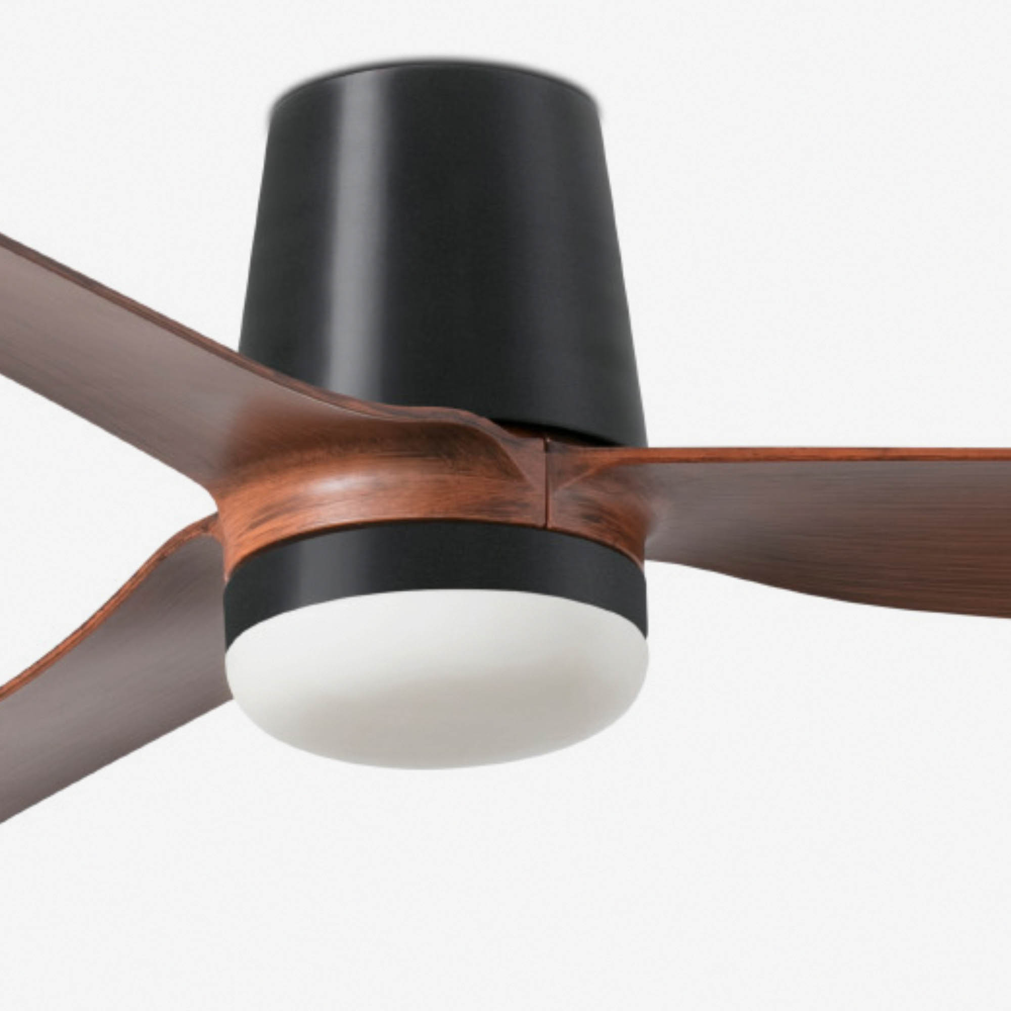 Ein moderner Deckenventilator mit dunklen Holzmaserungs-Flügeln, schwarzem zylindrischem Gehäuse und weißer Leuchte.