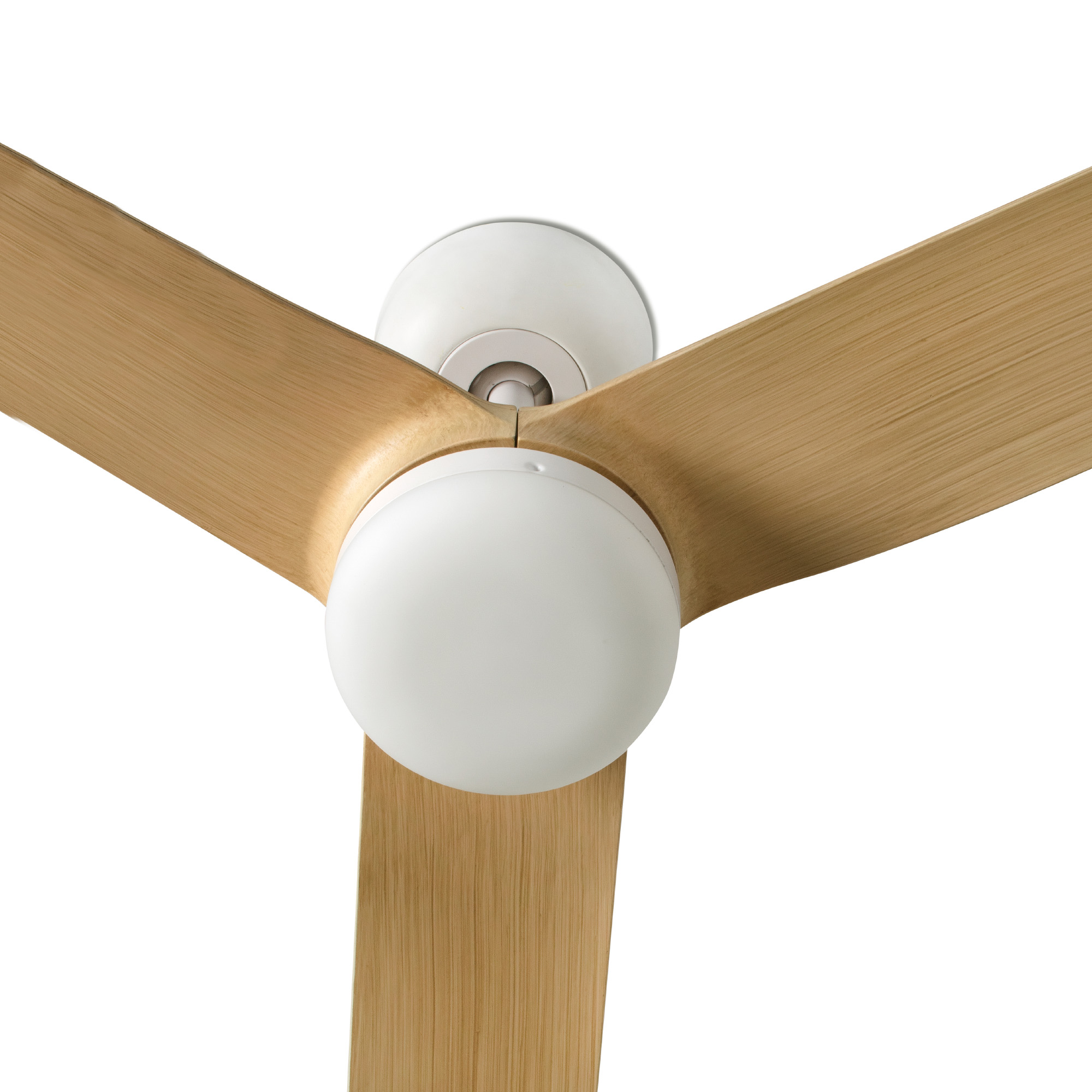 Ein weißer Deckenventilator mit drei Holzflügeln und einem runden Licht in der Mitte vor weißem Hintergrund.