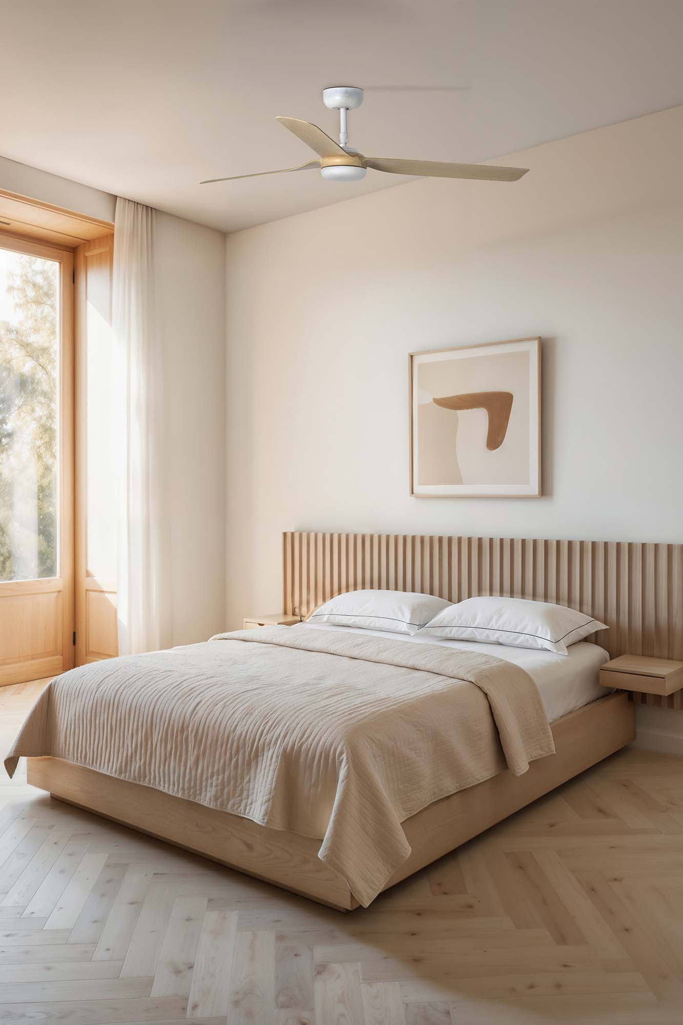 Ein modernes Schlafzimmer mit Holzbett, weißer Bettwäsche, Deckenventilator und Wandkunst.